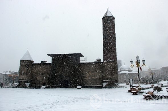 Erzurum'da kent merkezi beyaza bürüdü