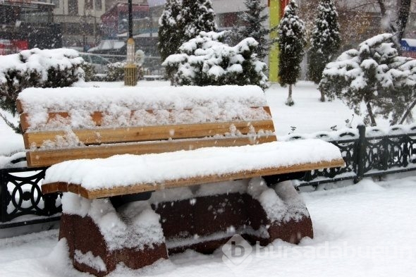 Erzurum'da kent merkezi beyaza bürüdü