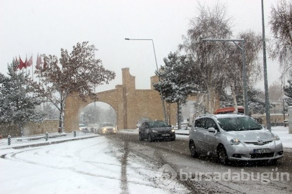 Erzurum'da kent merkezi beyaza bürüdü