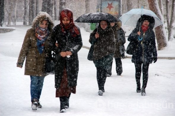 Erzurum'da kent merkezi beyaza bürüdü