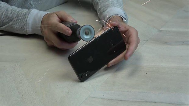 iPhone X'i parçaladı