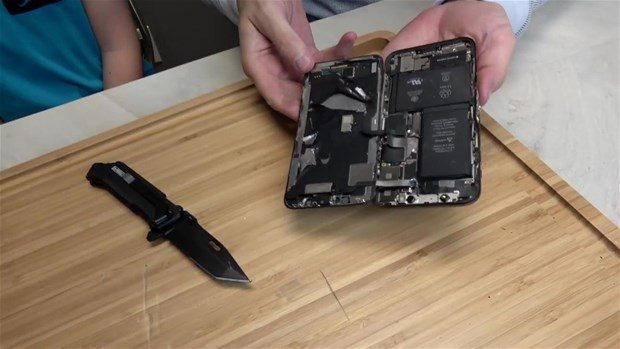 iPhone X'i parçaladı