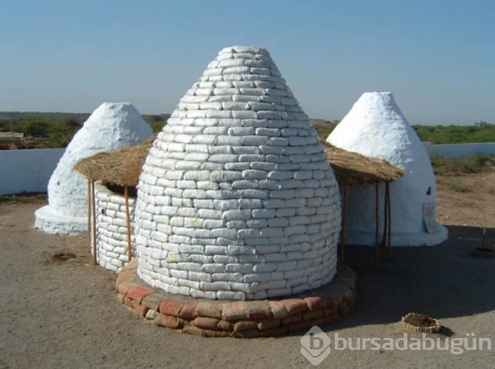 Toprak çuvallardan yapılan muhteşem ev