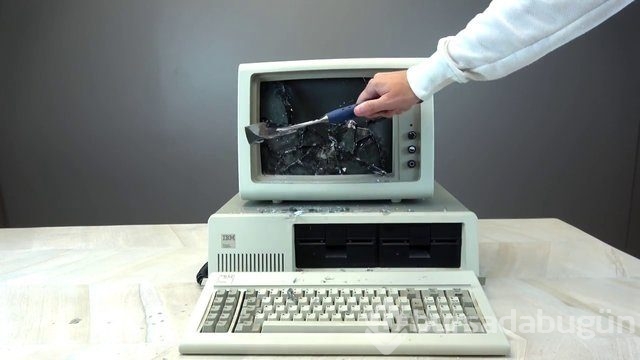 Dünyanın ilk kişisel bilgisayarının içini açtılar!