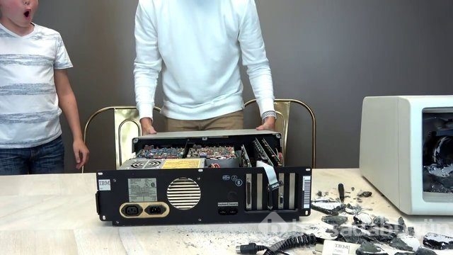 Dünyanın ilk kişisel bilgisayarının içini açtılar!