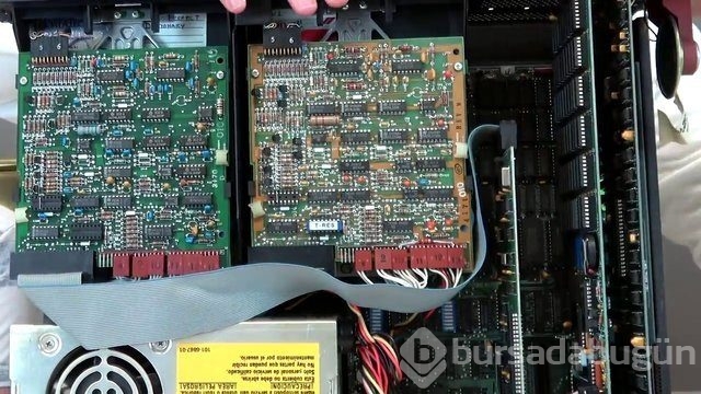 Dünyanın ilk kişisel bilgisayarının içini açtılar!