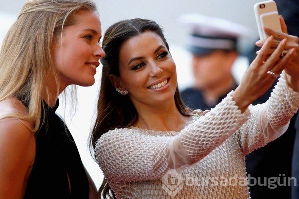 Ünlüler de selfie sever