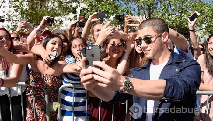 Ünlüler de selfie sever