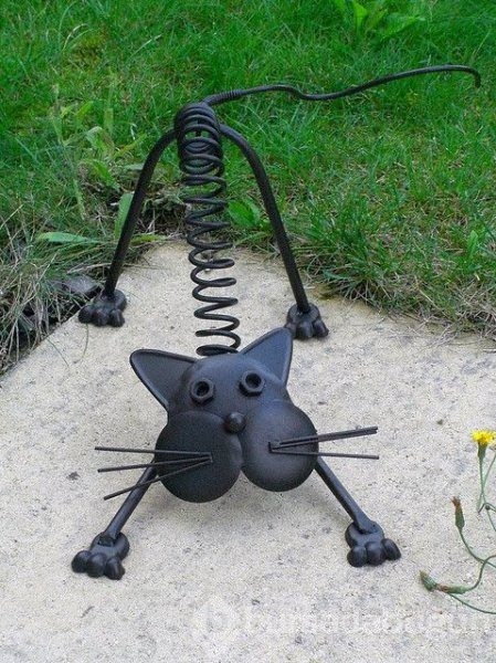 Metal atıklardan yapılan mini heykeller
