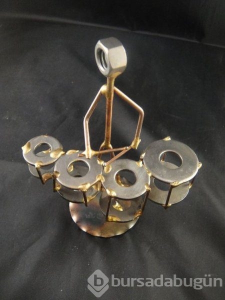 Metal atıklardan yapılan mini heykeller