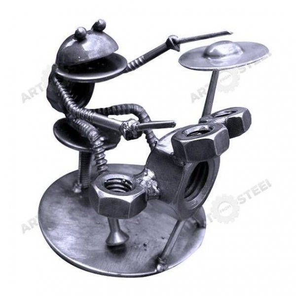 Metal atıklardan yapılan mini heykeller