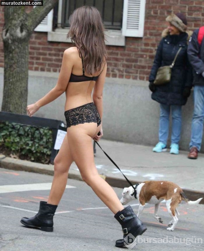 Emily Ratajkowski durmuyor!