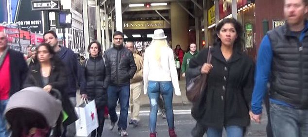 Sokakta çıplak gezdi!