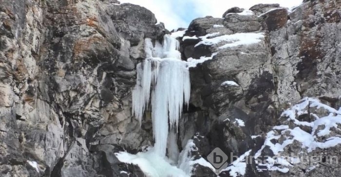 Ağrı'da şelale ve dere buz tuttu