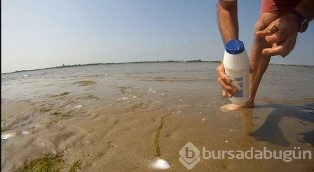 Buzları motorlu testereyle kesip balık avlıyorlar