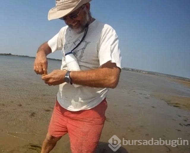 Buzları motorlu testereyle kesip balık avlıyorlar