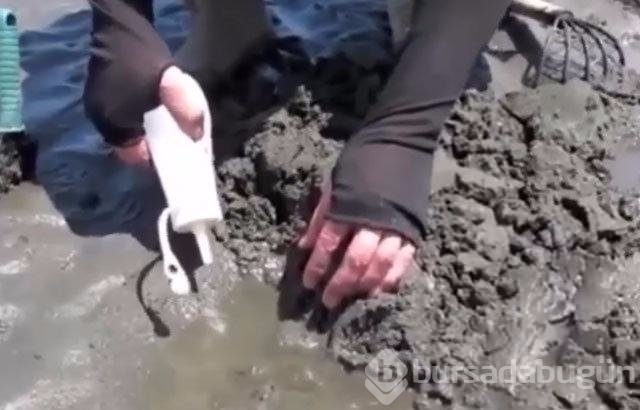 Buzları motorlu testereyle kesip balık avlıyorlar