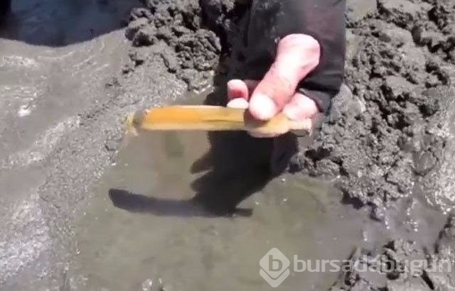 Buzları motorlu testereyle kesip balık avlıyorlar