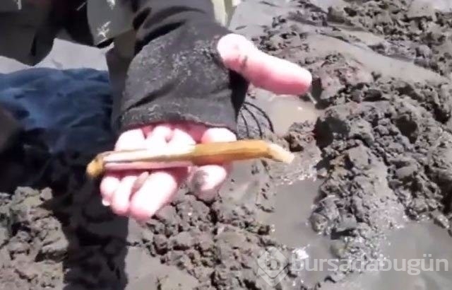 Buzları motorlu testereyle kesip balık avlıyorlar