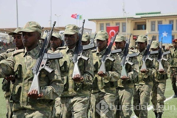 Mogadişu'daki Türk askeri eğitim merkezi ilk mezunlarını verdi