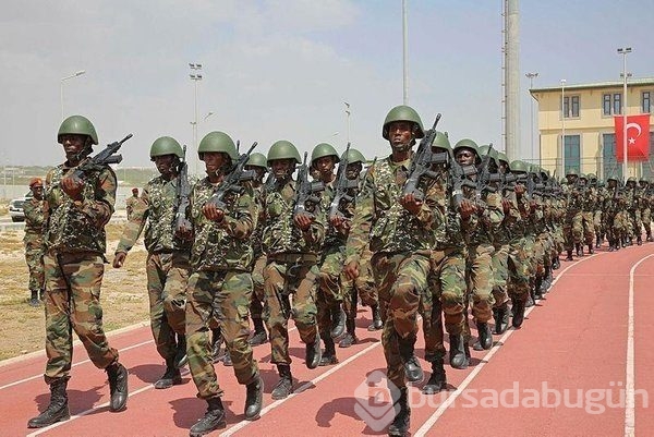 Mogadişu'daki Türk askeri eğitim merkezi ilk mezunlarını verdi