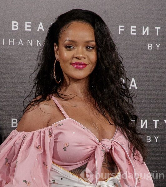Rihanna yüzüğünü sakladı