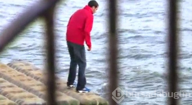 Nehrin üzerinde yürüyen adamın numarası su yüzüne vurdu