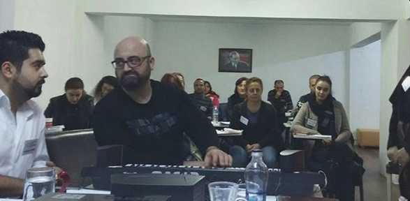 Yemekteyiz'in dış sesi kimdir? 