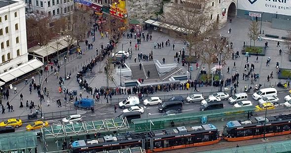 Uzun kuyruklar oluşuyor ama para onlara hiç mutluluk getirmedi...
