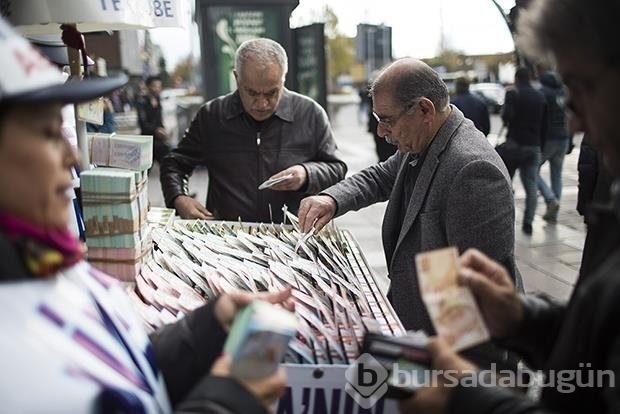 Uzun kuyruklar oluşuyor ama para onlara hiç mutluluk getirmedi...
