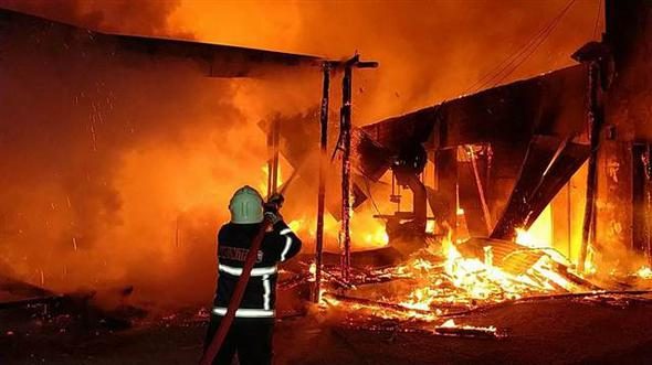 Fabrika yandı, bağlı olan köpeği itfaiye kurtardı
