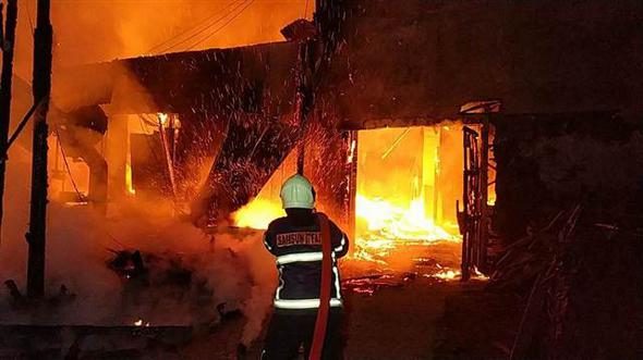 Fabrika yandı, bağlı olan köpeği itfaiye kurtardı
