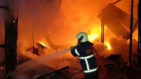 Fabrika yandı, bağlı olan köpeği itfaiye kurtardı
