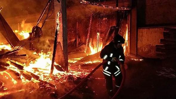 Fabrika yandı, bağlı olan köpeği itfaiye kurtardı
