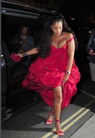 Rihanna her hareketiyle damga vurdu!