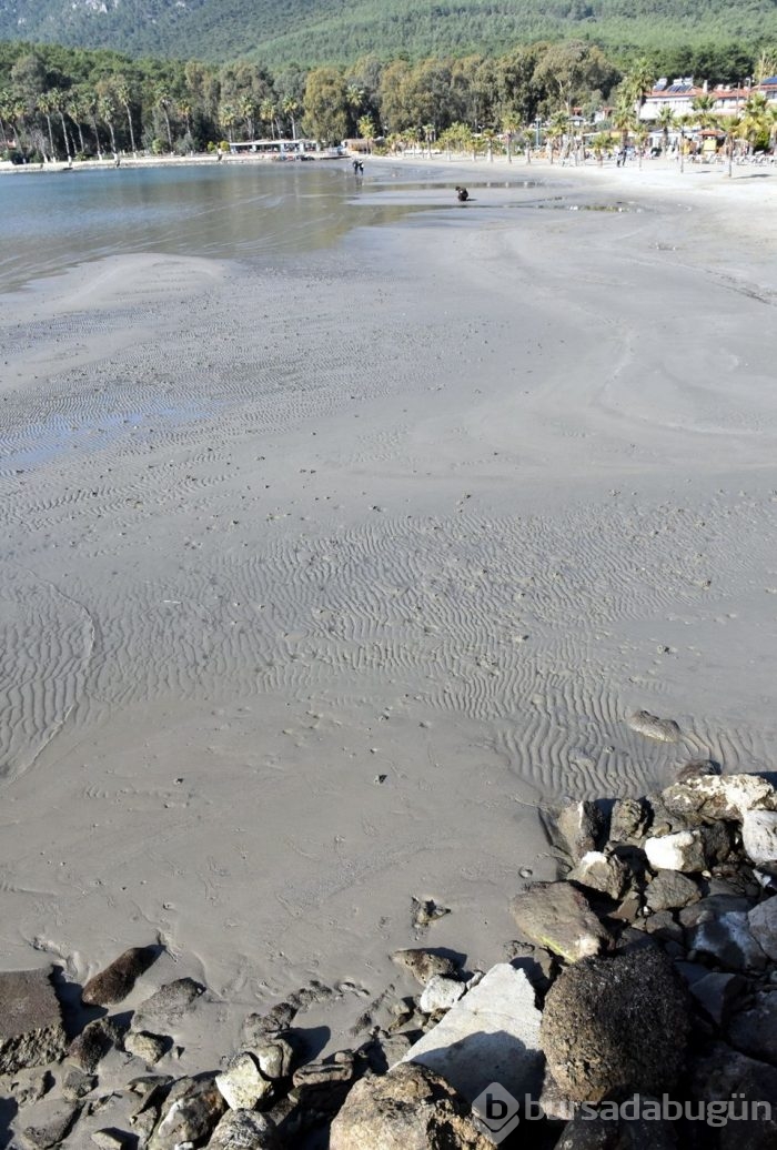Muğla'da deniz suyu 25 metre çekildi
