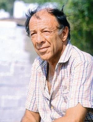 Münir Özkul kimdir?
