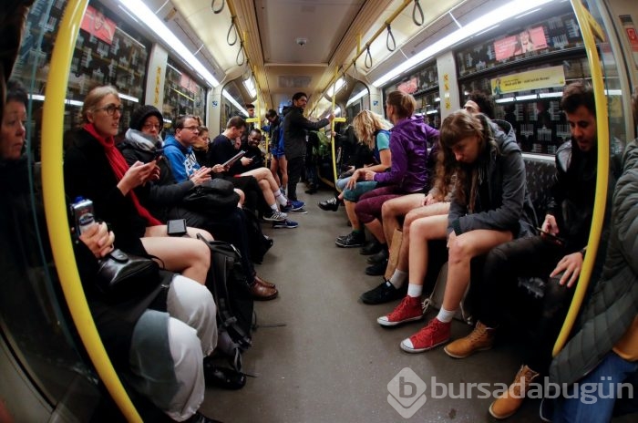 Metroda bir anda soyunmaya başladılar