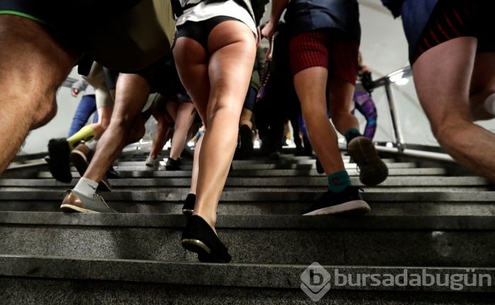 Metroda bir anda soyunmaya başladılar