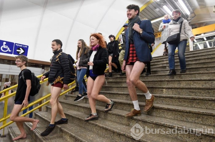 Metroda bir anda soyunmaya başladılar