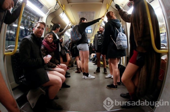Metroda bir anda soyunmaya başladılar