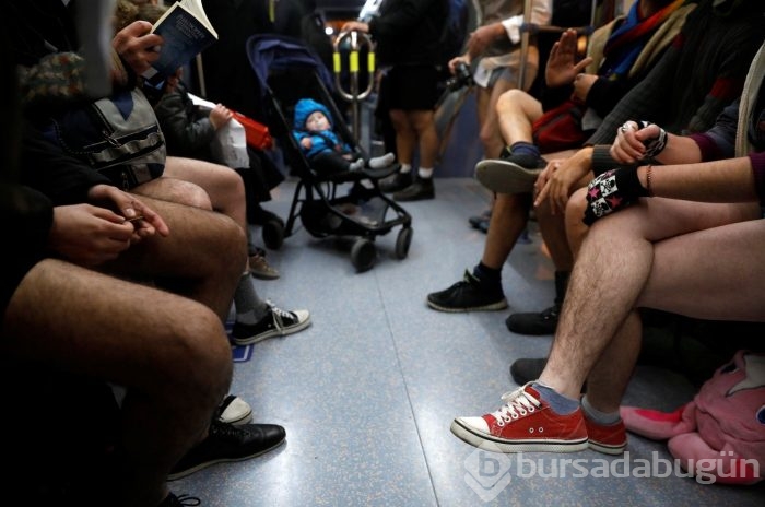 Metroda bir anda soyunmaya başladılar