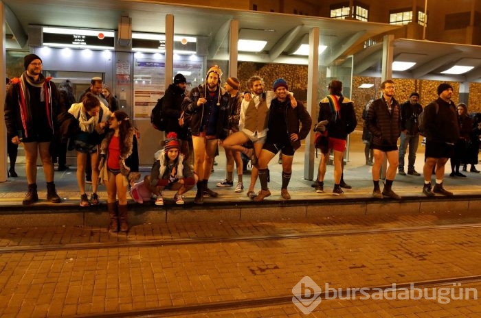 Metroda bir anda soyunmaya başladılar