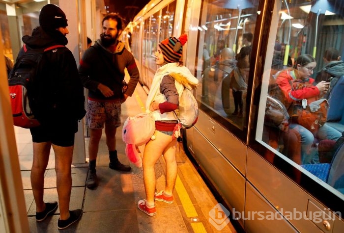 Metroda bir anda soyunmaya başladılar
