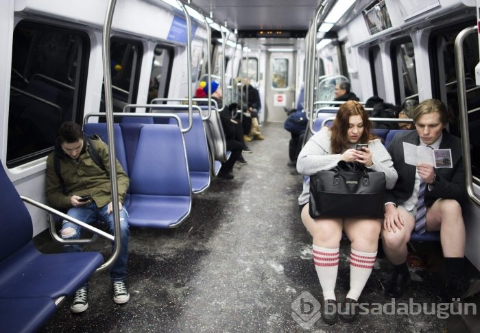 Metroda bir anda soyunmaya başladılar