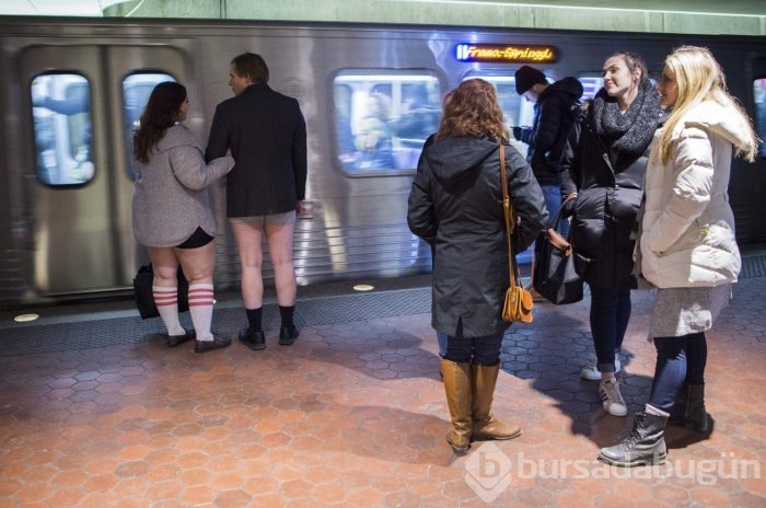Metroda bir anda soyunmaya başladılar