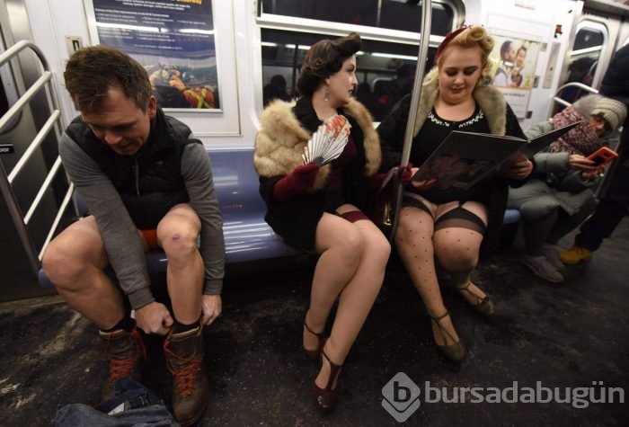 Metroda bir anda soyunmaya başladılar