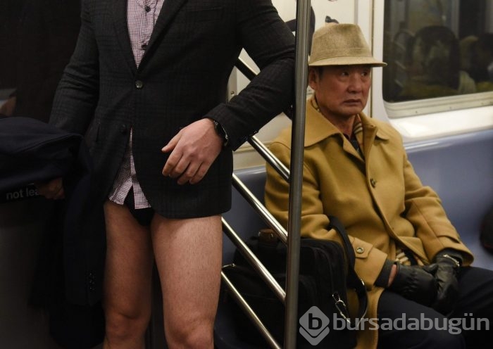 Metroda bir anda soyunmaya başladılar