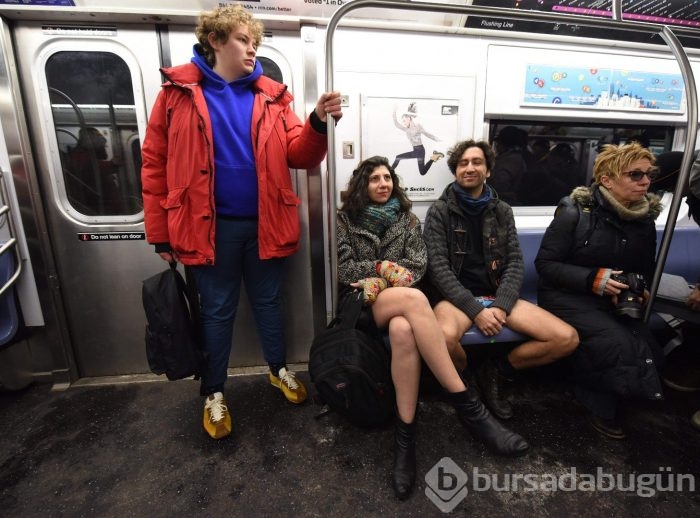Metroda bir anda soyunmaya başladılar
