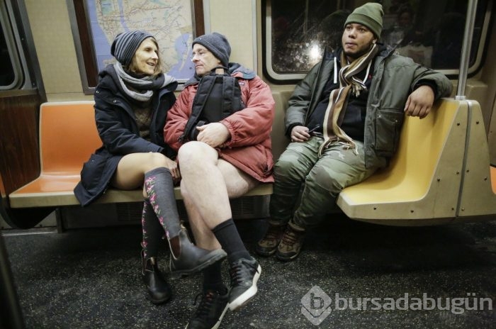 Metroda bir anda soyunmaya başladılar
